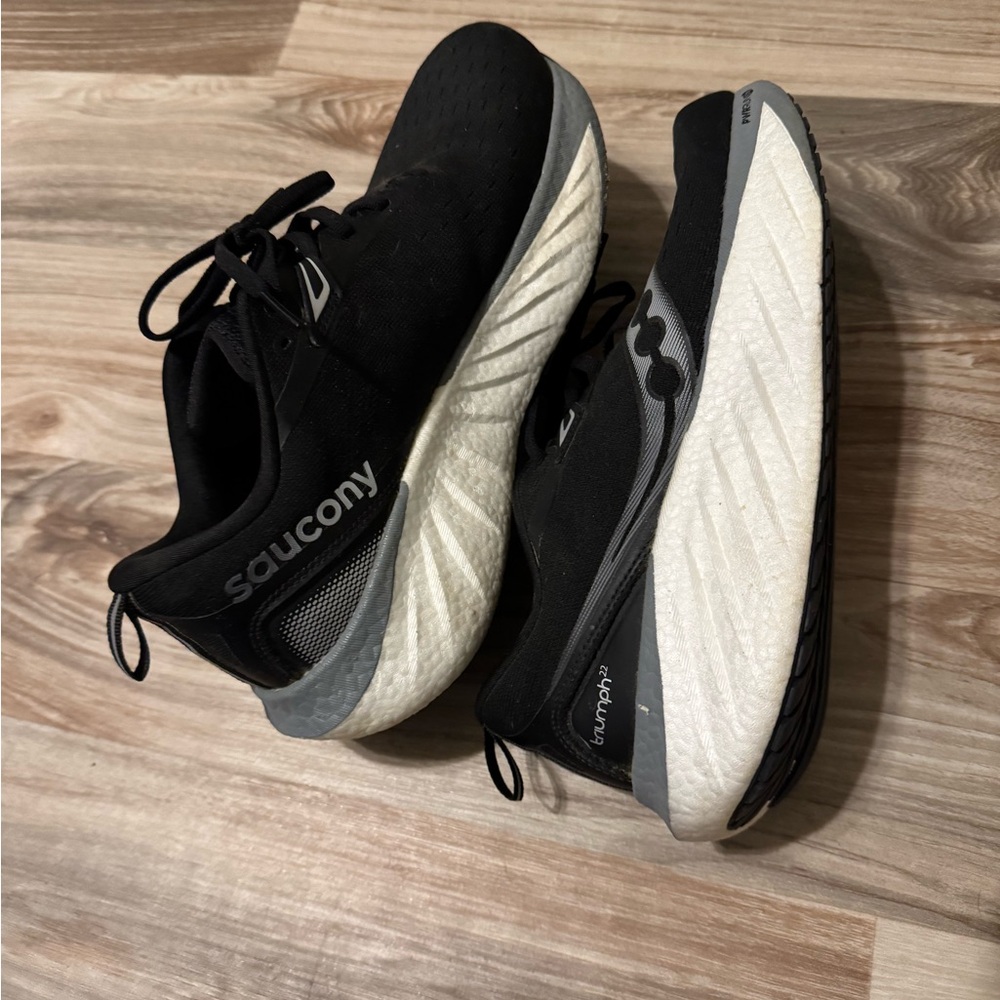 Saucony Black and White Athletic Shoes with Modern Design